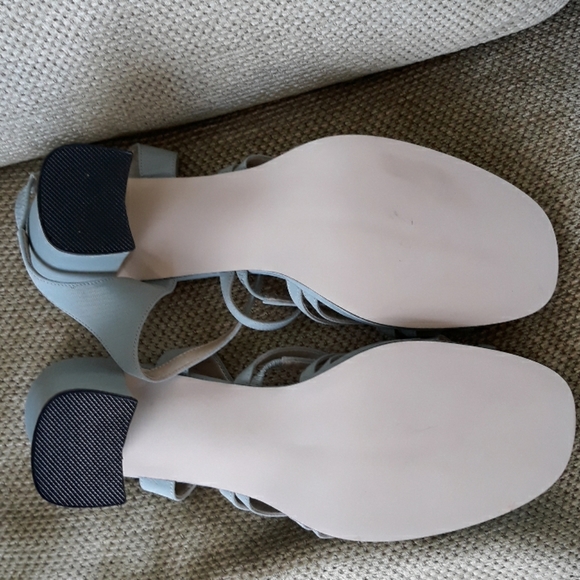 Brand new women's dress sandals - Picture 3 of 4